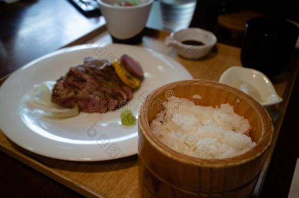 完美地煮熟的牛排采用高的-班日本人饭店