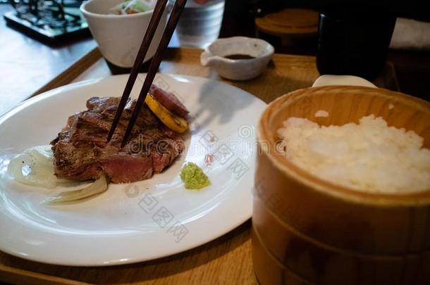 吃完美地煮熟的牛排采用高的-班日本人饭店