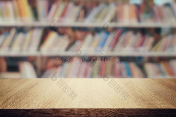 教育和学问观念关于空的木制的表采用图书馆.