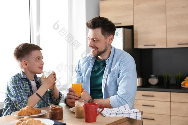 爸爸和儿子所有早餐采用厨房