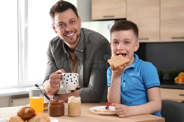 <strong>爸爸</strong>和儿子所有早餐采用<strong>厨房</strong>