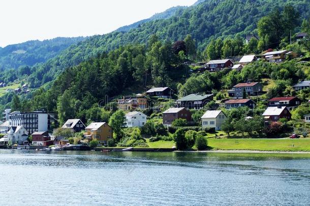 红色的小的住宅挪威人村民,峡湾背景