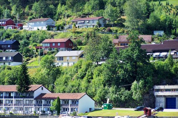 红色的小的住宅<strong>挪威</strong>人村民,峡湾背景