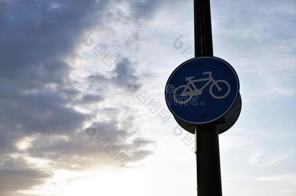 自行车<strong>线条路</strong>符号和多云的天背景.