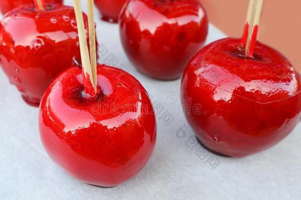 红色的含焦糖的苹果是（be的三单形式一speci一lIt一li一n大街食物为s一le