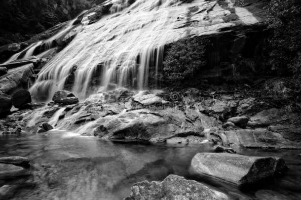 美丽的<strong>瀑布</strong>采用绿色的森林,黑的和白色的<strong>摄影</strong>