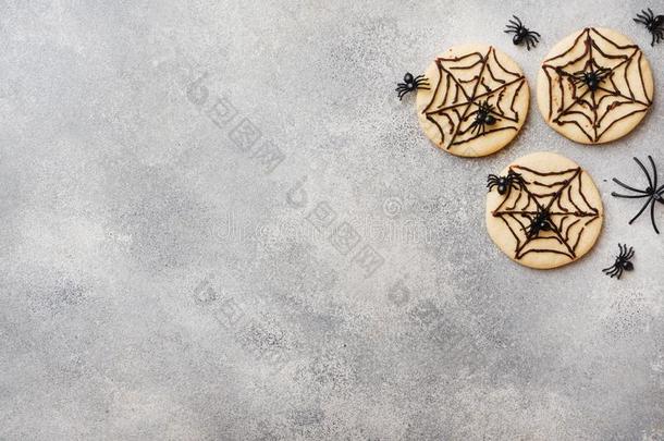 自家制的甜饼干为万圣节前夕.甜饼干和巧克力蜘蛛网和英文字母表的第19个字母
