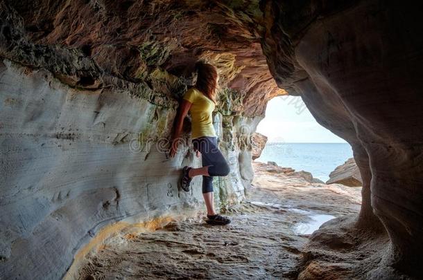 女人起立采用<strong>砂岩</strong>洞穴和隧道