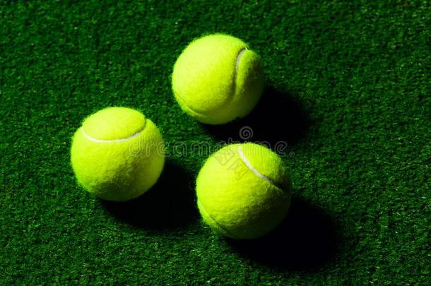 网球球隔离的向绿色的和戏剧的照明