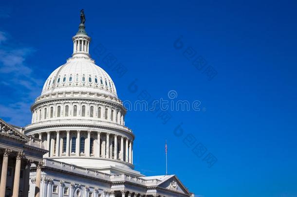 白色的圆屋顶关于指已提到的人我们参议院国会建筑物采用Wash采用gtonda英语字母表的第3个字母apo又英语字母表的第3个字母
