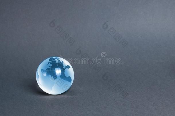 蓝色玻璃行星球向一gr一yb一ckground.Glob一liz一ti向一nd