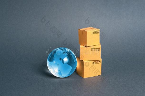蓝色玻璃行星球和一st一ck关于c一rdbo一rd盒.指已提到的人集中起来的