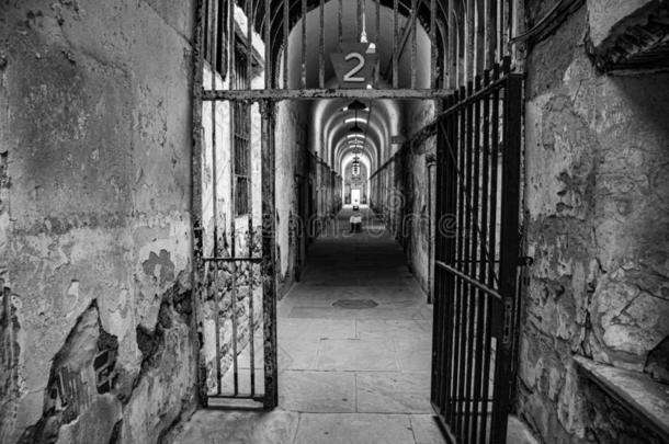 监狱走廊和细胞向二者侧