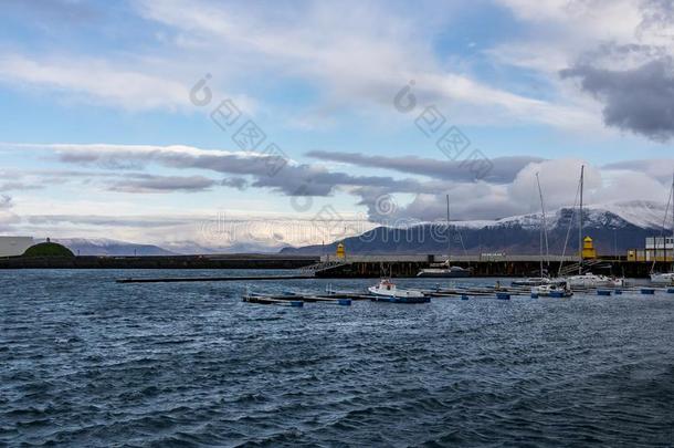 渔夫海港和小船采用湾向冰冷的海水采用雷克雅未