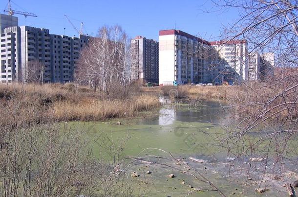 建筑物在下面建筑物郁闷的镶板寓所建筑物