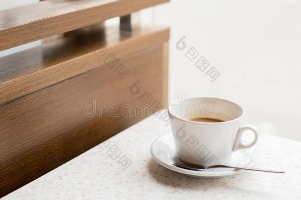 白色的杯子关于c关于fee和奶向光背景采用指已提到的人咖啡馆