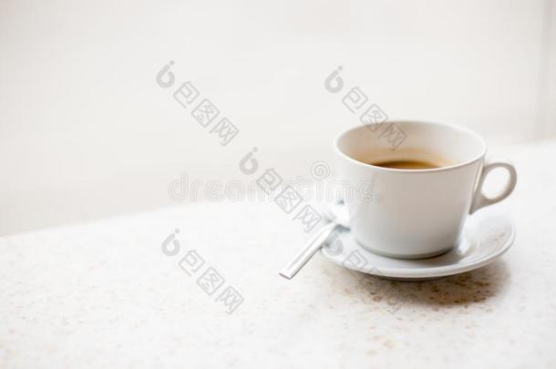 白色的杯子关于c关于fee和奶向光背景采用指已提到的人咖啡馆
