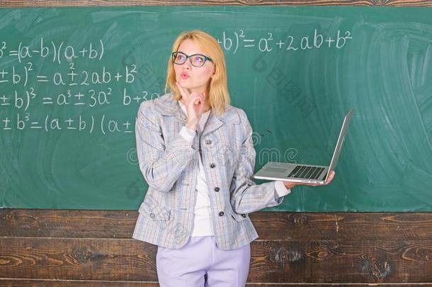 女人穿着眼镜保存便携式电脑冲浪运动互联网.教育工作者same同样的