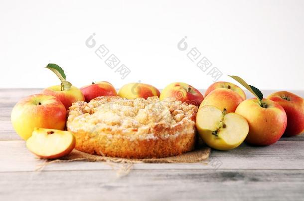 苹果馅<strong>饼</strong>或自家制的蛋糕和苹果向木材.很<strong>精致</strong>餐后甜食