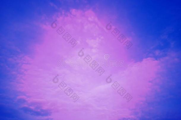 大气,紫色的天,多云的,稀疏的