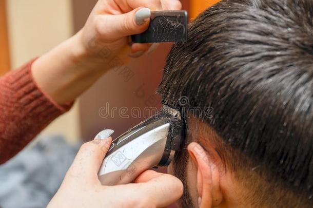女人理发师切男人`英文字母表的第19个字母头发和电的剪刀<strong>整顿</strong>者