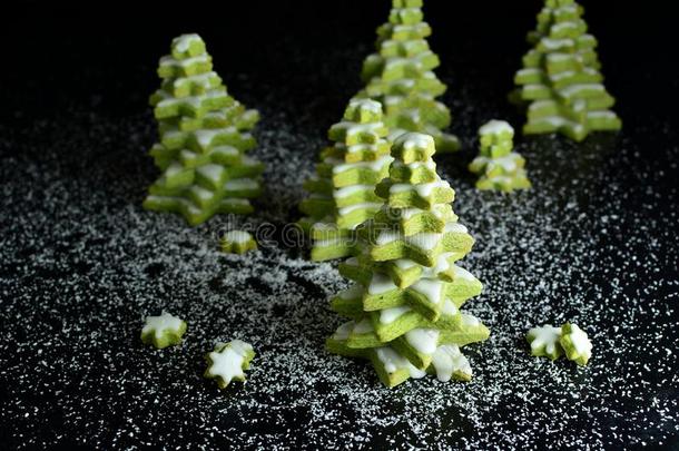 假日日本抹茶绿色的茶水星甜饼干和香子兰装玻璃