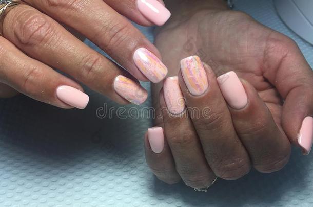 温和的光粉红色的修指甲时髦的粉红色的珊瑚修指甲和箔