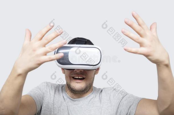 年幼的男人使用VirtualReality虚拟现实戴在头上的耳机或听筒,体验实质上的现实