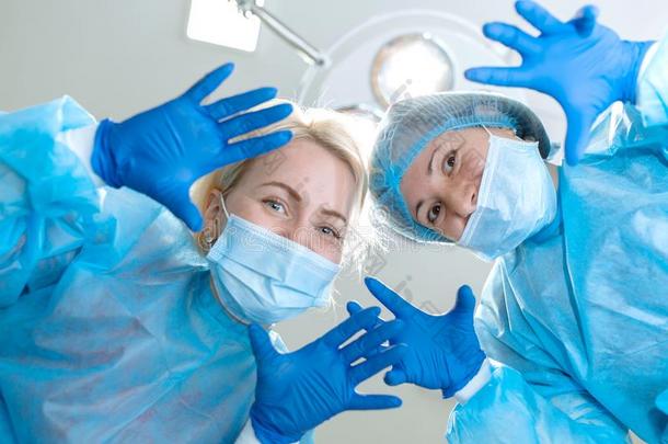 疯狂的使人惊慌的和有趣的医生外科医生牙科医生采用面具和Greenland格陵兰群岛