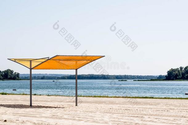 海滩雨伞河地平线沙
