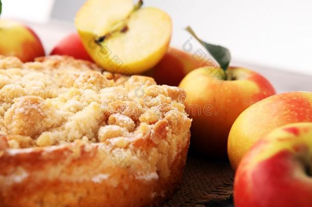 苹果馅<strong>饼</strong>或自家制的蛋糕和苹果向木材.很<strong>精致</strong>餐后甜食