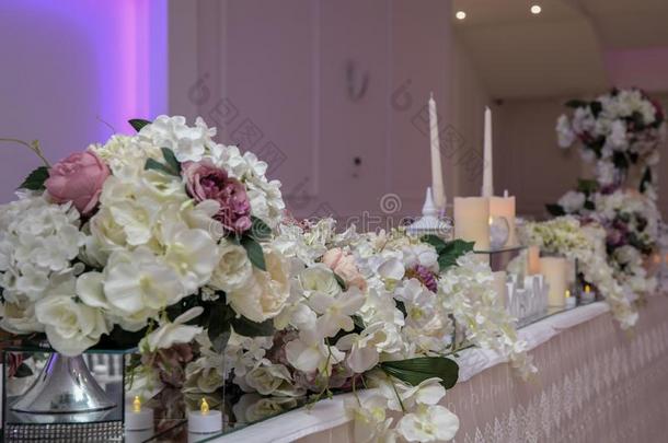 节日的表放置和蜡烛和花花束.婚礼集中起来的