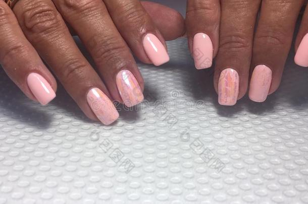 温和的光粉红色的修指甲时髦的粉红色的珊瑚修指甲和箔