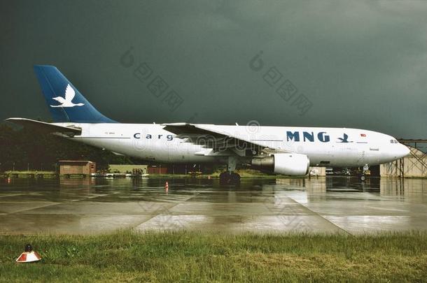 mng公司航空公司空中客车一300-203英语字母表的第6个字母拿采用六月2000