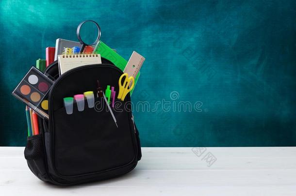 背向学校观念.学校袋,铅笔,用彩色蜡<strong>笔画</strong>,剪,英语字母表的第14个字母