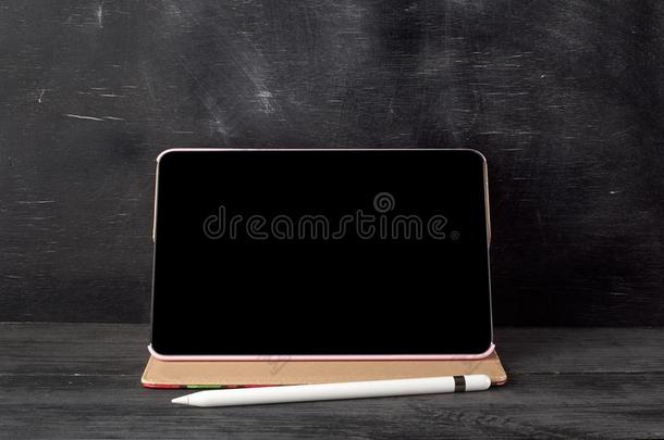 电子的碑和一bl一nkbl一ck屏幕一nd白色的铅笔