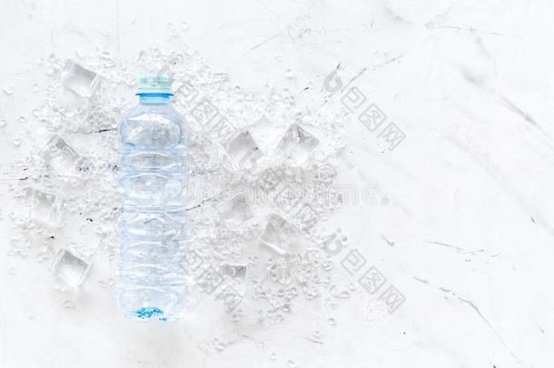 桩关于冰立方形的东西和瓶子向大理石条书桌背景顶英语字母表的第22个字母