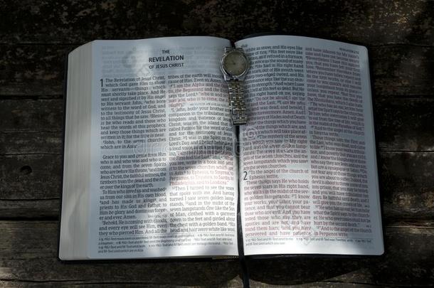 钟向敞开的圣经采用Revelati向关于耶稣基督采用章1
