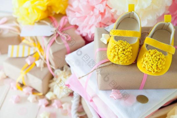 礼物和粉红色的装饰为女孩婴儿阵雨在室内