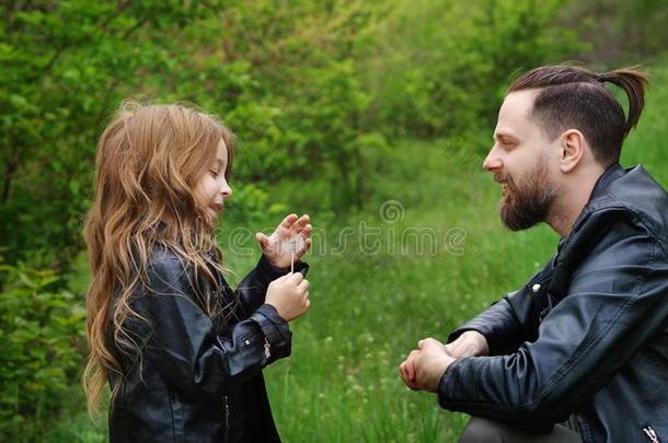 爸爸和女儿用钱时间同时采用公园