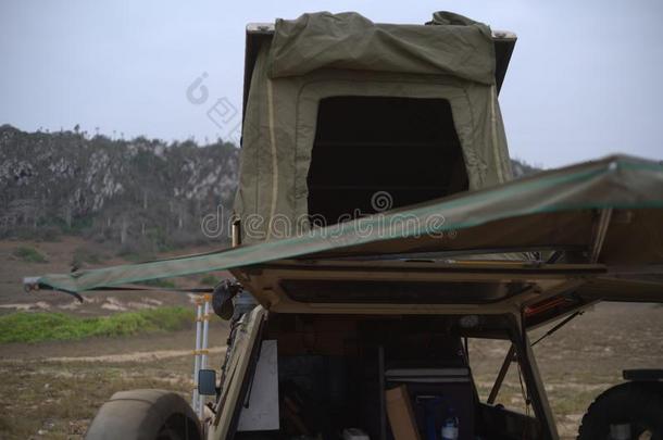 看法关于ro关于行李架帐篷和布做的凉篷向4字母x4汽车反对山