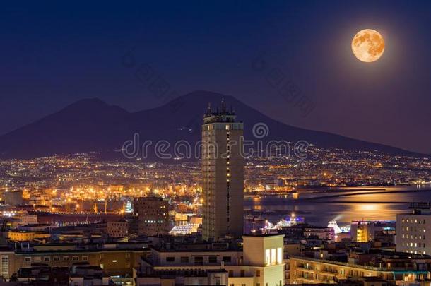 满的月亮起义在上面登上维苏威火山,那不勒斯和湾关于那不勒斯,