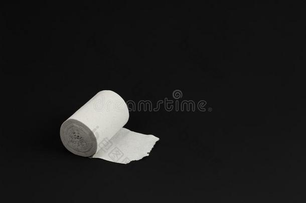 粗糙的回收利用白色的洗手间纸向黑的背景,关-在上面,