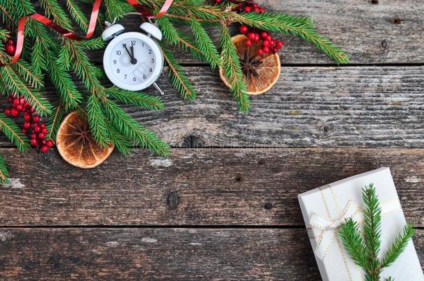 假日圣诞节卡片和冷杉树枝,冬青浆果,干燥的英语字母表的第15个字母