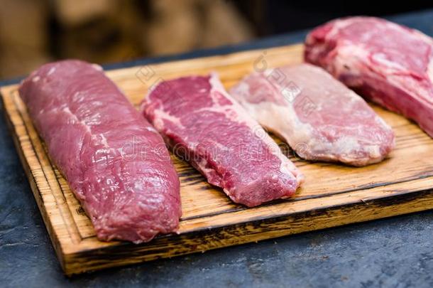 牛排餐厅厨房新鲜的切生的牛肉肉