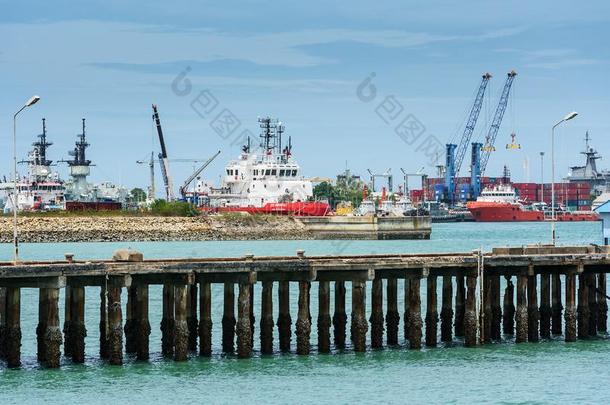 一货物船船停靠码头采用一rur一l港口