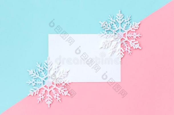 白色的纸卡片装饰和雪花向粉红色的和光blue蓝色