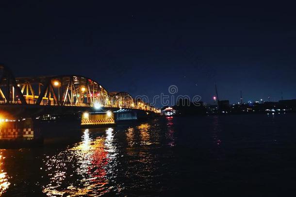 乔普拉亚河在夜
