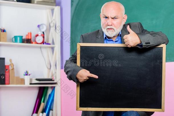 1九月.男人教师证明空白的黑板.学校广告