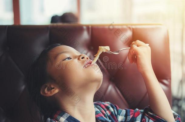 孩子们女孩享有吃奶酪从意大利薄饼